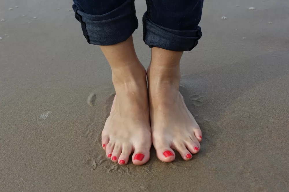 fötter på strand